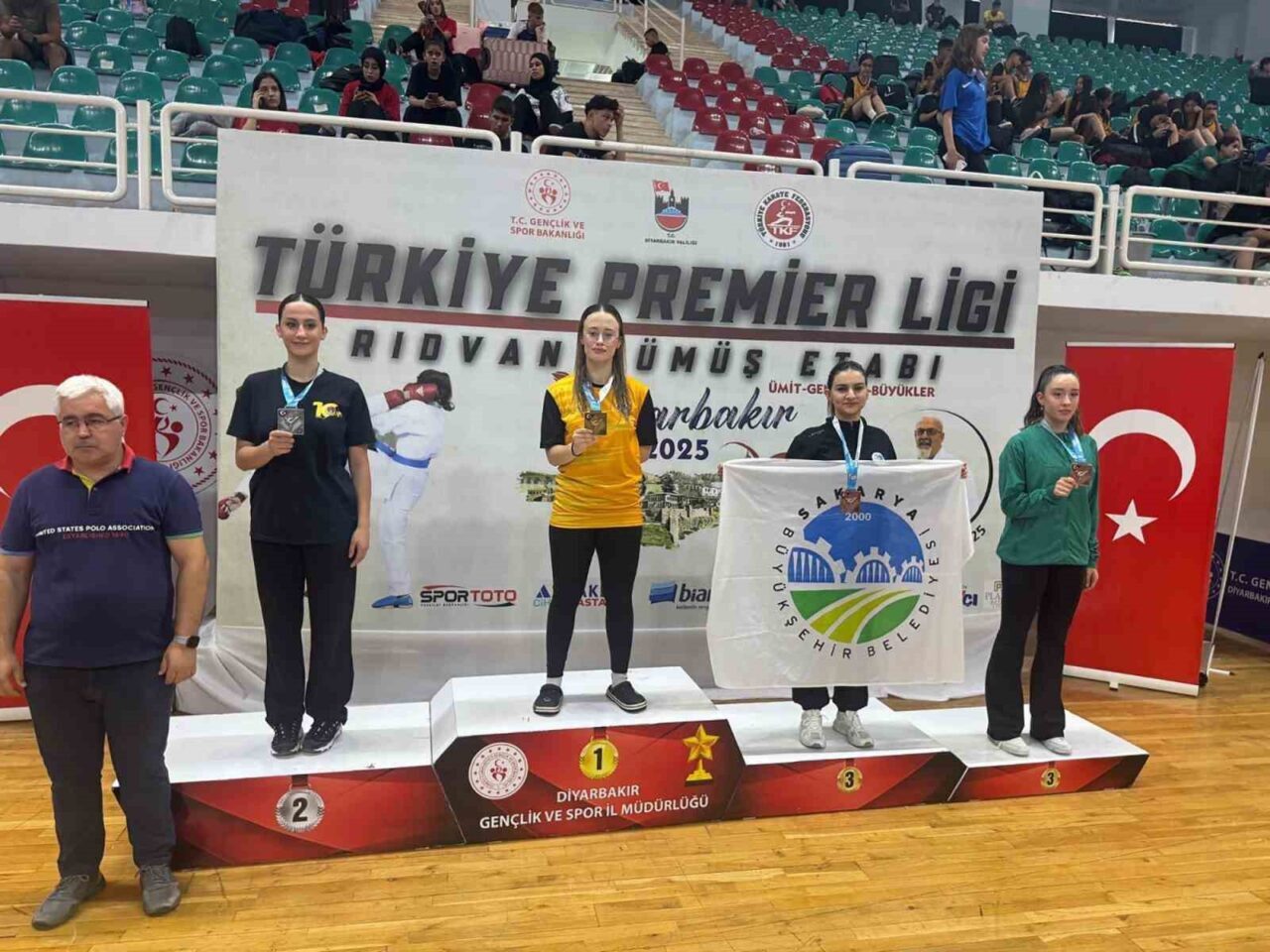 Diyarbakır'daki Türkiye Karate Premier League'in 5. Etabı'nda Sakarya Büyükşehirli sporcular
