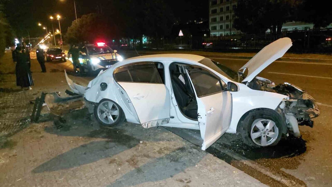Samsun’un Atakum ilçesinde Emrah Sadıç’ın kullandığı otomobil, direksiyon kontrolünü kaybederek