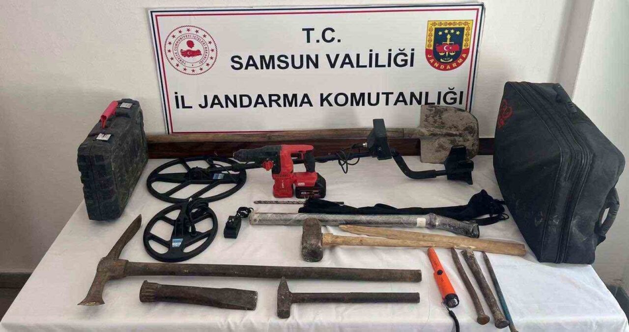 Samsun'un Ayvacık ilçesinde, jandarma ekipleri kaçak kazı yapan M.Ç. (47),