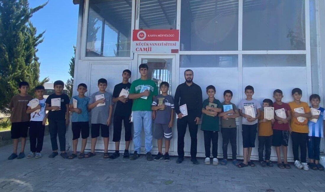 Adıyaman’ın Kahta ilçesinde, Küçük Sanayi Camii'nde esnaf çocukları ve çıraklar