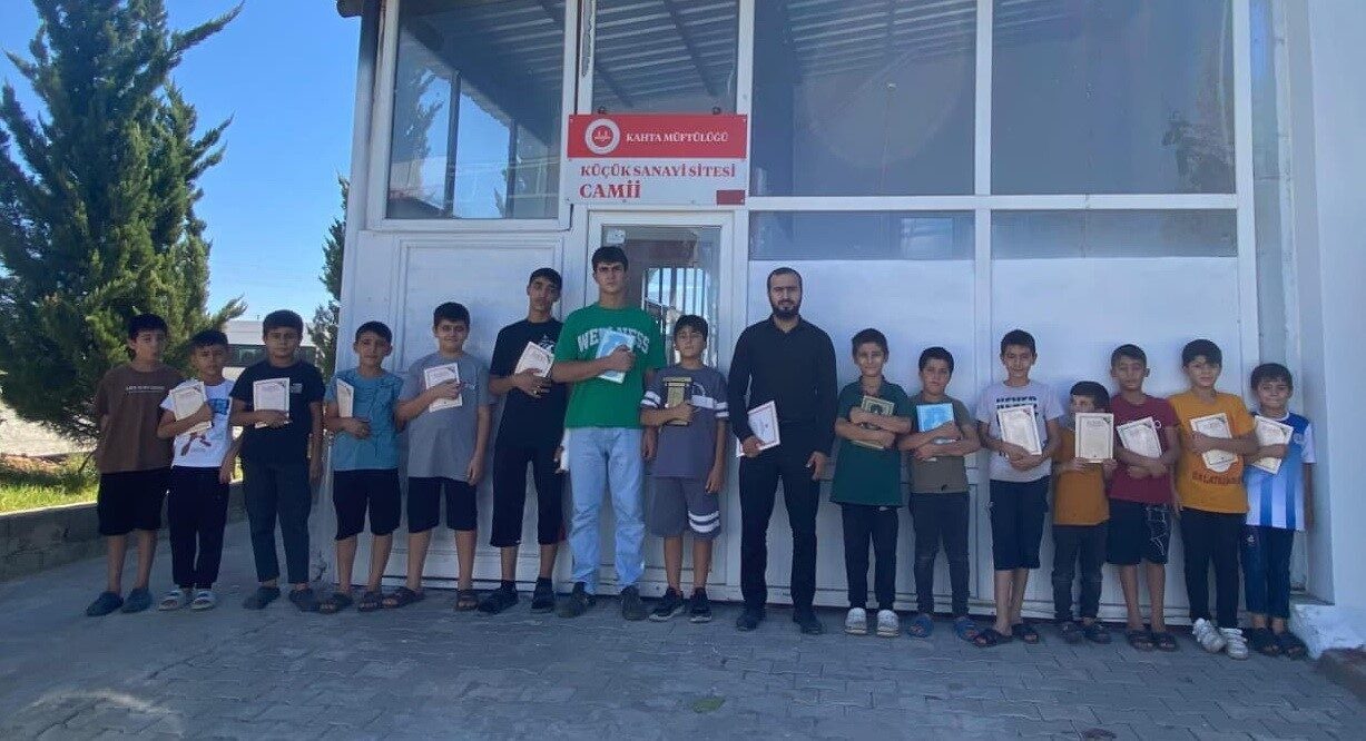Adıyaman’ın Kahta ilçesinde, Küçük Sanayi Camii'nde esnaf çocukları ve çıraklar
