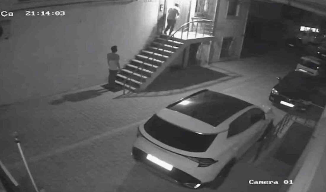 Sancaktepe'de bir apartmana giren 3 hırsız, 4 dakika içinde oto
