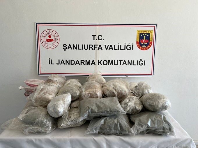 Şanlıurfa'nın Birecik ilçesinde jandarma, uyuşturucu ticareti operasyonunda 26 kilo 400
