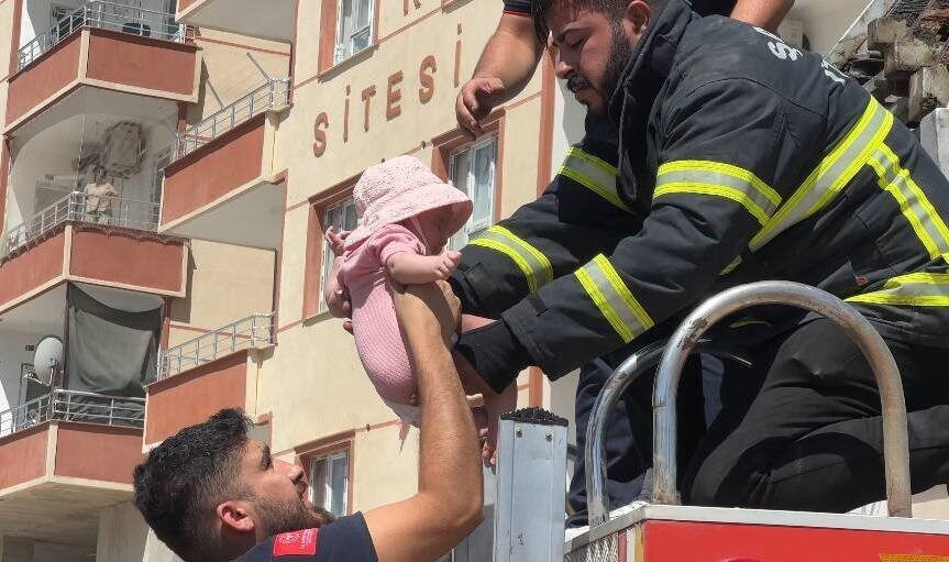 Şanlıurfa'nın Ceylanpınar ilçesinde bir apartmanda başlayan yangında, itfaiye ekipleri mahsur