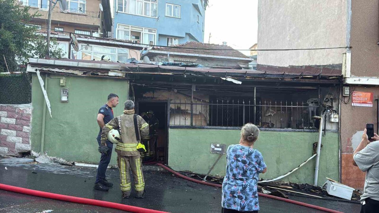 Sarıyer Çayırbaşı Mahallesi'nde sabah saatlerinde bir gecekonduda çıkan yangında, 2