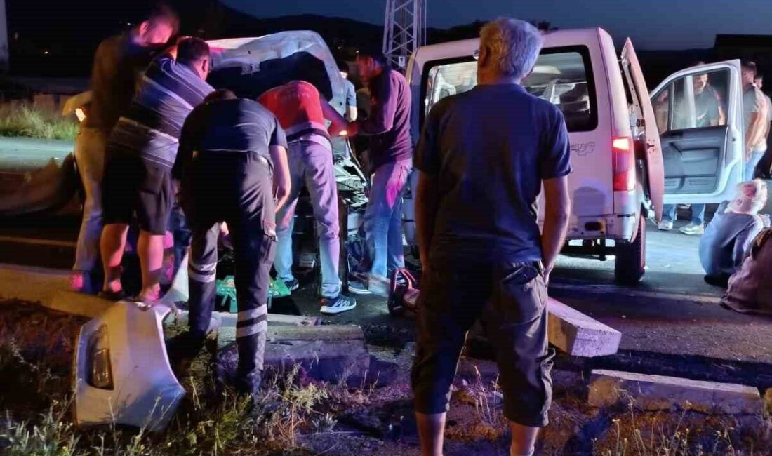 Isparta'nın Şarkikaraağaç ilçesinde hafif ticari araç ve otomobil arasında gerçekleşen