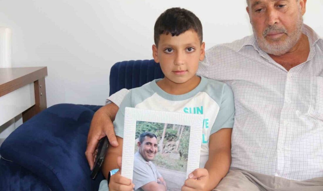 Eskişehir’deki orman yangınında şehit olan Eyüp Dereli’nin cenazesinde oğlu Batuhan,