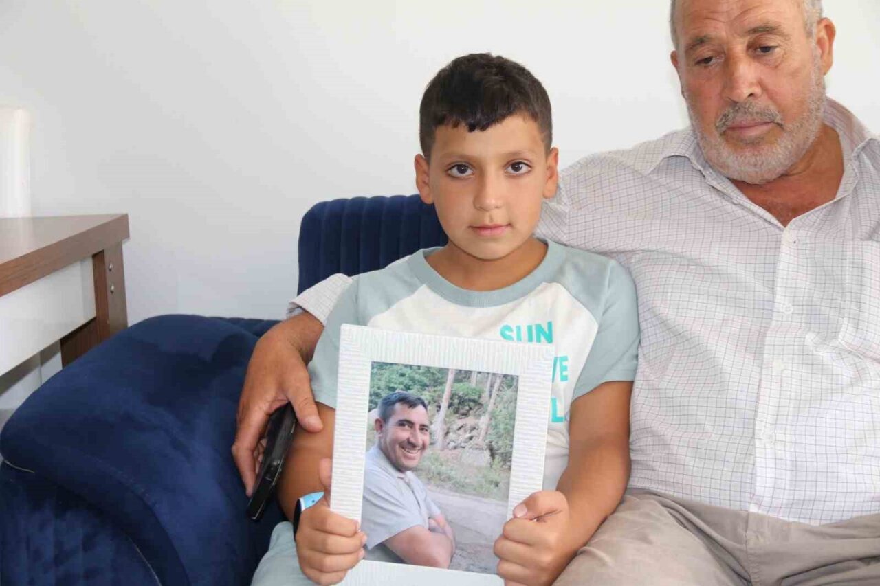 Eskişehir’deki orman yangınında şehit olan Eyüp Dereli’nin cenazesinde oğlu Batuhan,