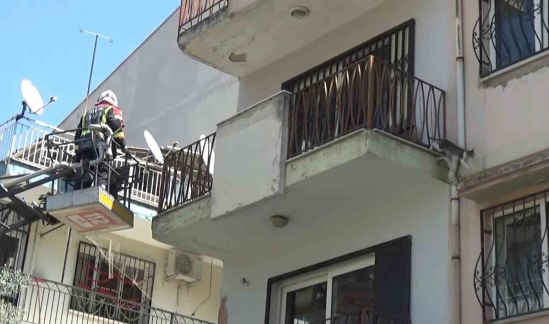 Aydın'ın Efeler ilçesinde bir apartmanın en üst katındaki balkonda mahsur