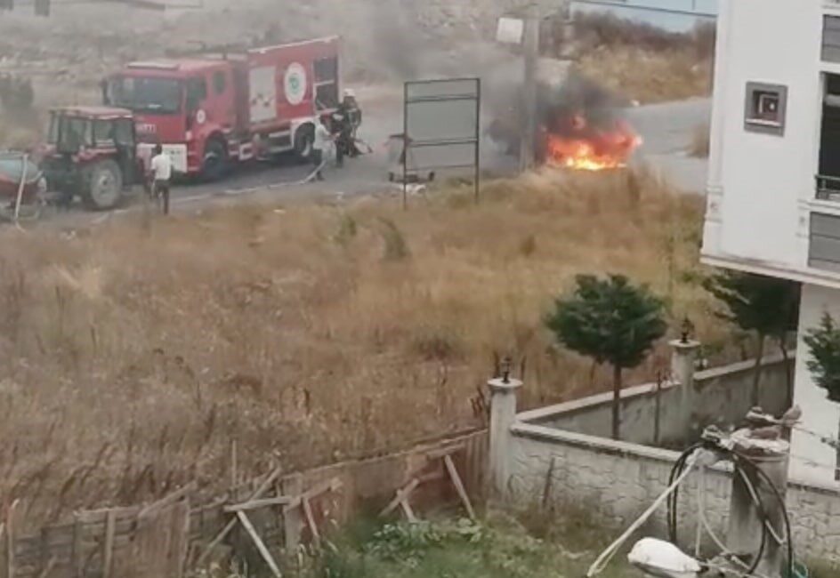Tekirdağ'ın Kapaklı ilçesinde seyir halindeki bir otomobil bilinmeyen bir nedenden