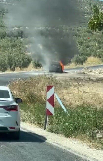 Hatay'ın Altınözü ilçesinde motor kısmından alev alan 31 ZE 559