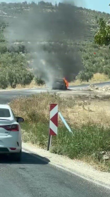Hatay'ın Altınözü ilçesinde motor kısmından alev alan 31 ZE 559
