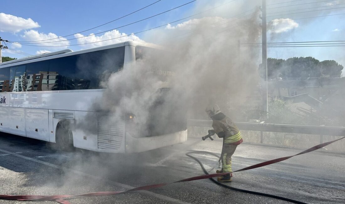 Manisa'nın Kula ilçesinde D300 karayolunda sefer halindeki İ.P. yönetimindeki yolcu