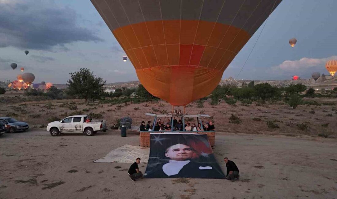 Kapadokya'da sıcak hava balonları, 30 Ağustos Zafer Bayramı'nı Türk bayrakları