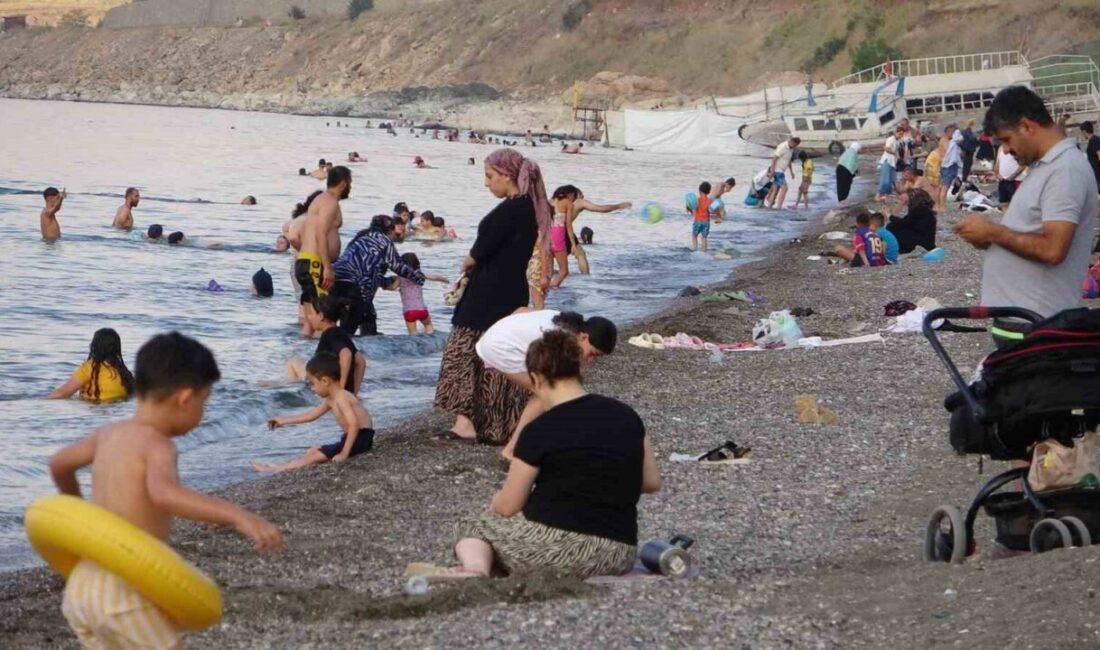 Van Gölü sahilleri, yaz sıcaklarından bunalan Gevaş ve çevresindeki vatandaşlarla