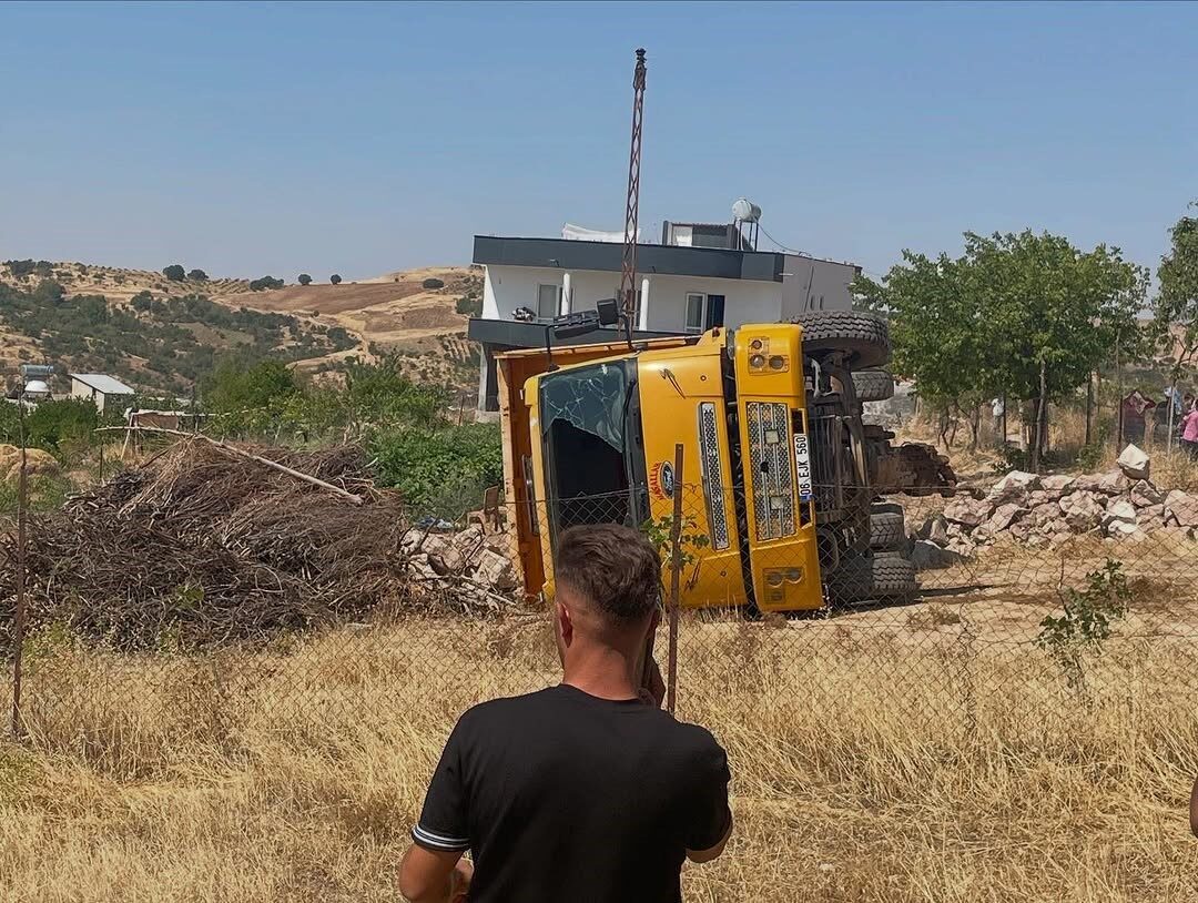 Siirt'in Baykan ilçesinde hafriyat yüklü bir kamyonun devrilmesi sonucu 3