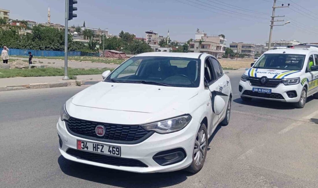 Siirt’te Abdurrahman Kavak Caddesi'nde bir otomobil ile motokuryenin çarpışması sonucu