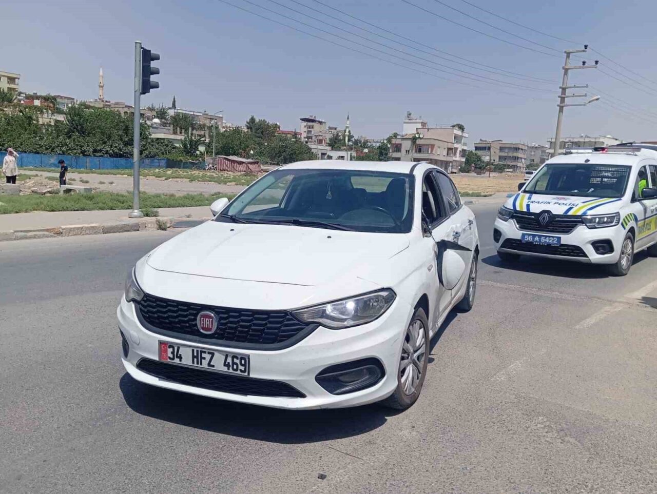 Siirt’te Abdurrahman Kavak Caddesi'nde bir otomobil ile motokuryenin çarpışması sonucu