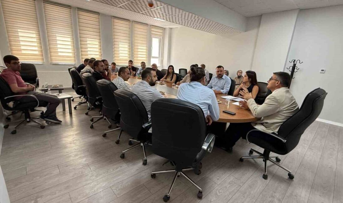 Siirt'te gerçekleştirilen "Sağlık Yönetimi Zirvesi"nde, sağlık hizmetlerinde kaliteyi artırmak için