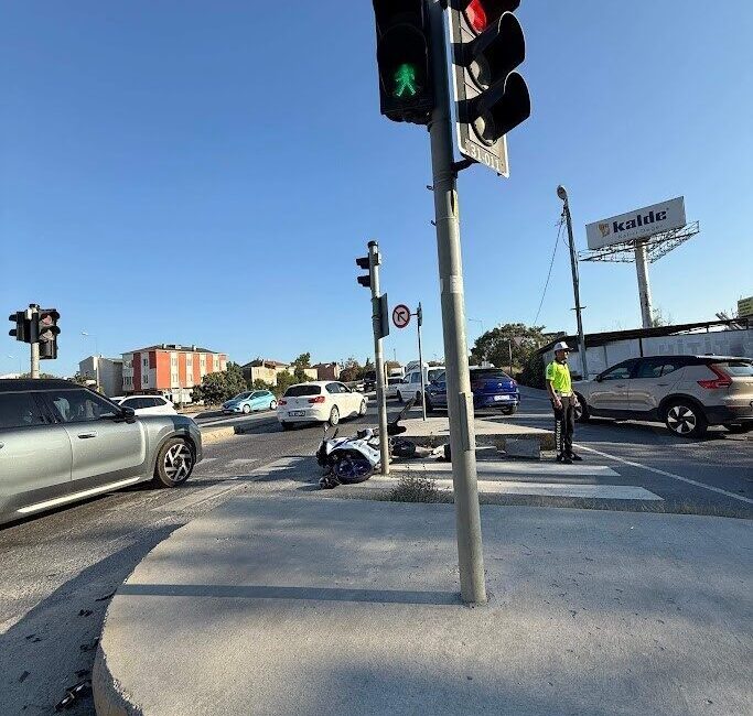 İstanbul Silivri'de, ters yönden dönüş yapan bir otomobil ile çarpışan