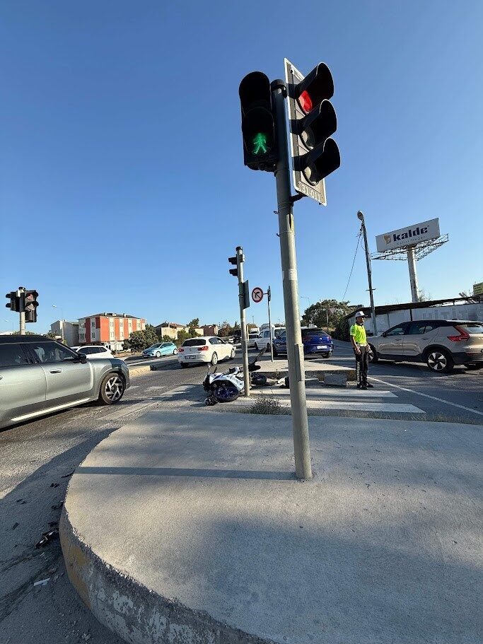İstanbul Silivri'de, ters yönden dönüş yapan bir otomobil ile çarpışan