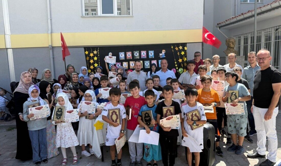 Kütahya'nın Simav ilçesinde, Atatürk İlkokulu'nda düzenlenen "Kur’an’a İlk Adım" programında,