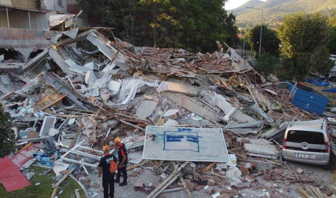 Balıkesir'in Sındırgı ilçesinde meydana gelen 6.1 büyüklüğündeki deprem sonucu bir