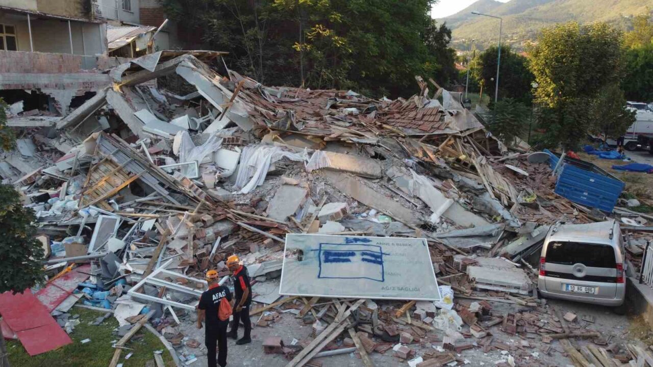 Balıkesir'in Sındırgı ilçesinde meydana gelen 6.1 büyüklüğündeki deprem sonucu bir