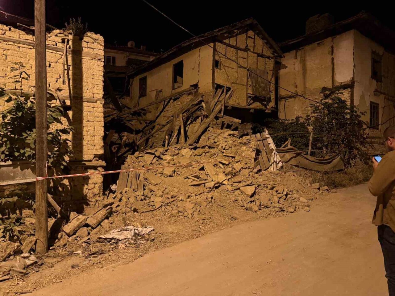 Balıkesir'in Sındırgı ilçesinde 6,1 büyüklüğünde bir deprem meydana geldi. Bu
