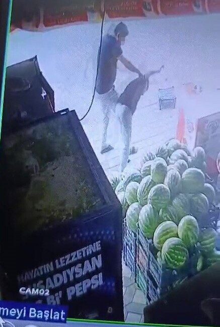 Adana'da K. K., sipariş ettiği marulu beğenmeyip, market çalışanı A.