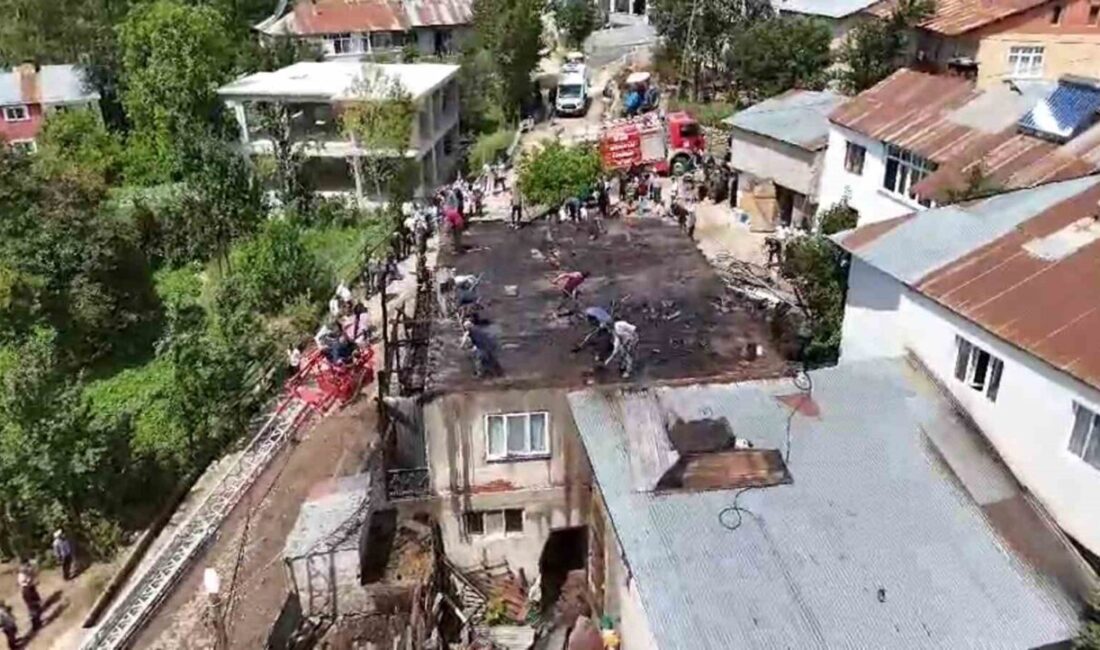 Gümüşhane'nin Şiran ilçesinde Fatih Yıldız'a ait evin çatısında elektrik kontağından