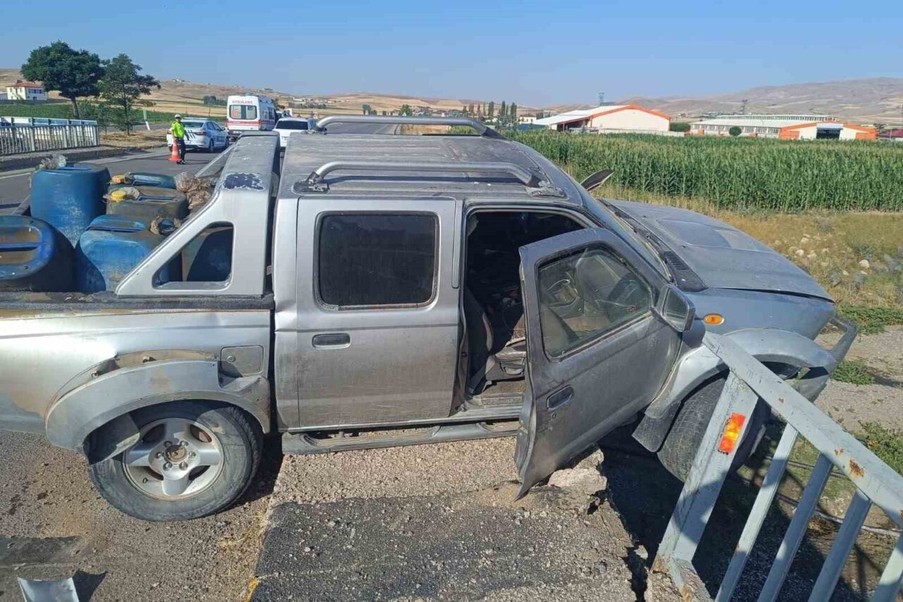 Sivas'ın Şarkışla ilçesinde meydana gelen iki ayrı trafik kazasında 4