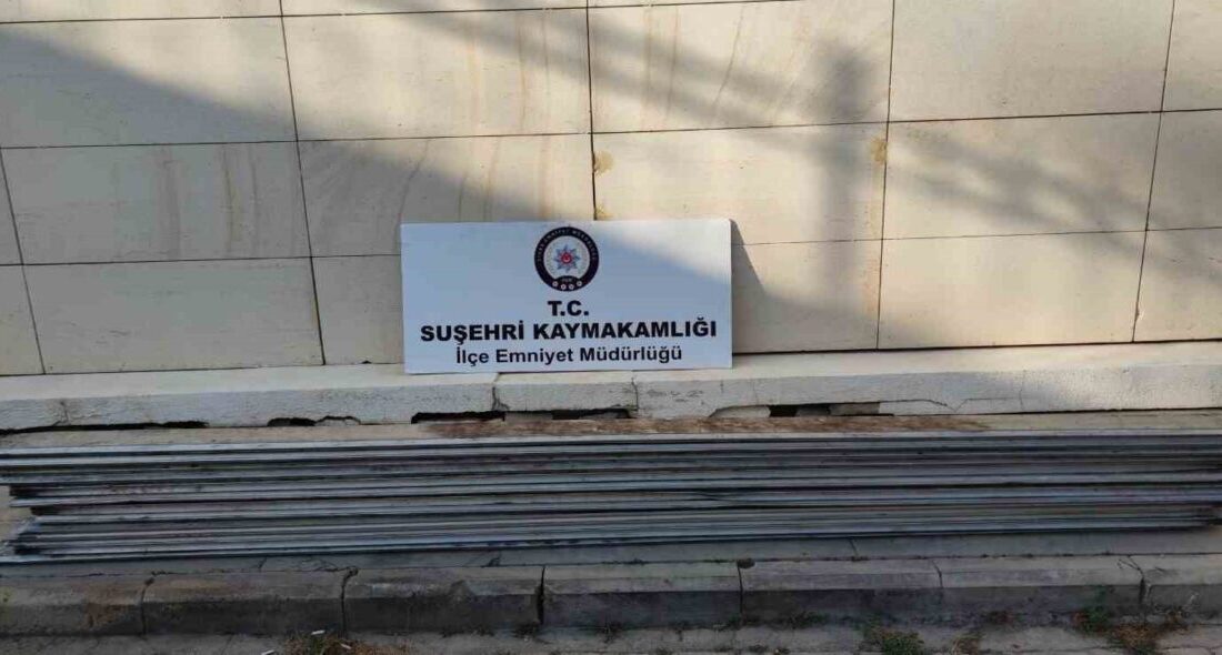 Sivas'ın Suşehri ilçesinde, 8 Ağustos 2025'te park halindeki iki tırın