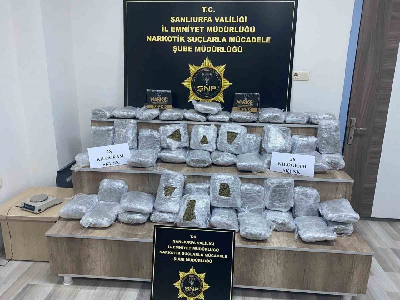 Şanlıurfa'nın Siverek ilçesinde gerçekleştirilen narkotik operasyonda 28 kilogram skunk ele