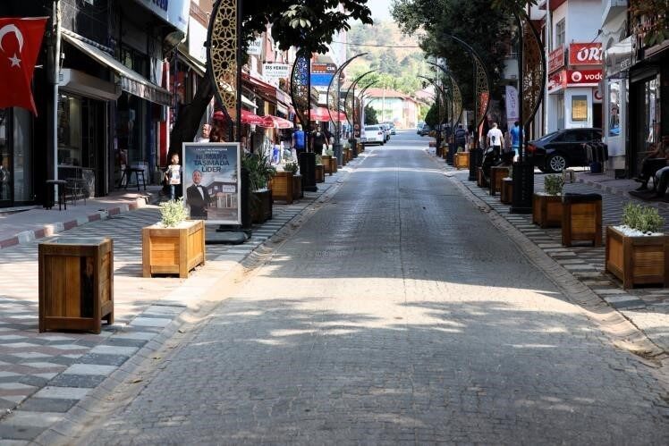 Bilecik'te İstiklal Caddesi'nde sürdürülen estetik düzenlemeler kapsamında, Söğüt Belediyesi şehrin