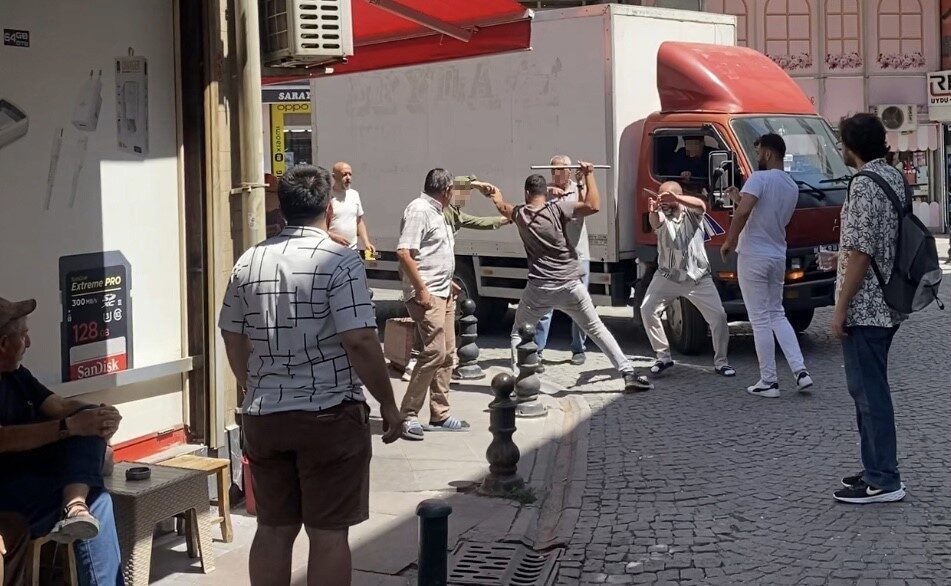 Eskişehir'de bir kamyonun yol kapatması üzerine, taksi yolcusu ile kamyon