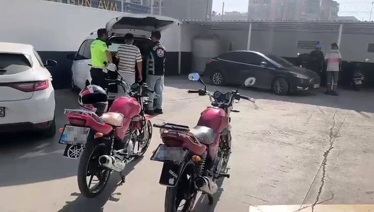 Hatay'da motosikletle tehlikeli hareketler yaparak sosyal medyada paylaşan E.Ş., polis