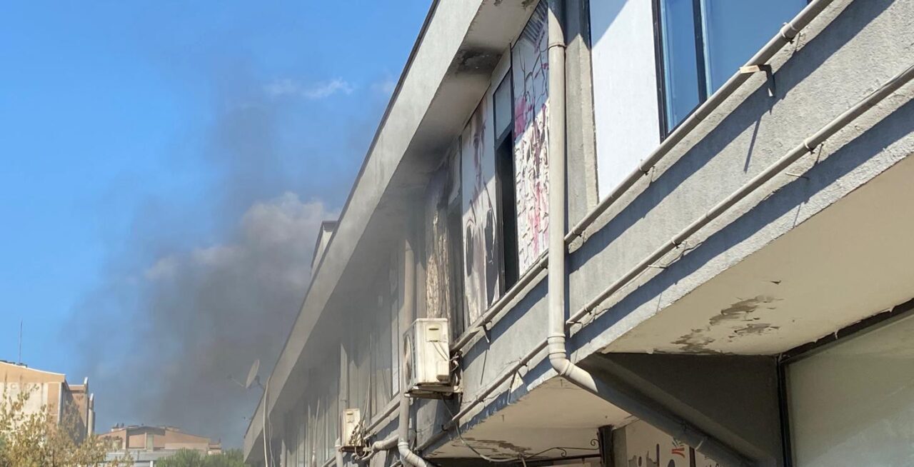 Kocaeli'nin İzmit ilçesinde bir spor salonunda klimadan çıkan yangın paniğe