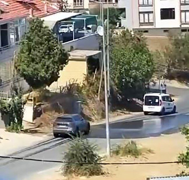 Tekirdağ'ın Süleymanpaşa ilçesi Altınova Mahallesi'nde meydana gelen su patlağı, sürücülerin