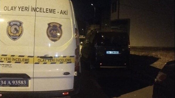 Sultanbeyli'deki Adil Mahallesi'nde bir kişi, bilinmeyen bir sebepten dükkana silahlı