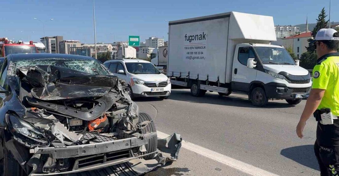 Sultanbeyli TEM Otoyolu'nda, seyir halindeki bir tıra arkadan çarpan 34