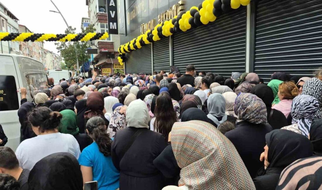 İstanbul Sultangazi'deki bir ev ürünleri mağazasının açılışındaki indirimler, kalabalığın izdihama