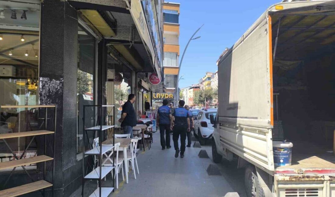 Sultangazi Belediyesi zabıta ekipleri, kaldırımları işgal eden eşyalarla ilgili denetimlere