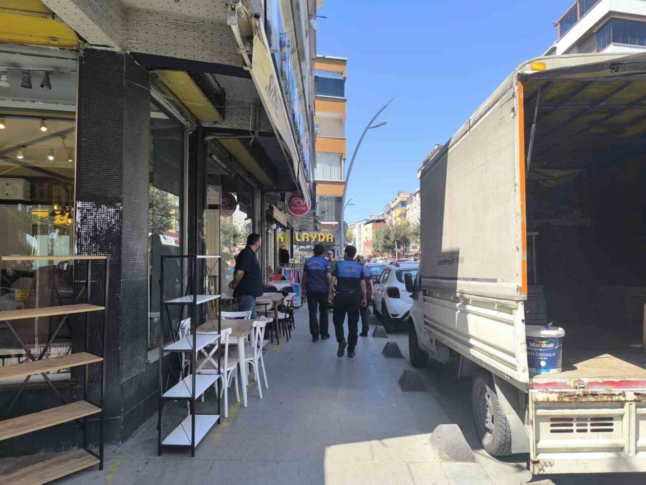 Sultangazi Belediyesi zabıta ekipleri, kaldırımları işgal eden eşyalarla ilgili denetimlere