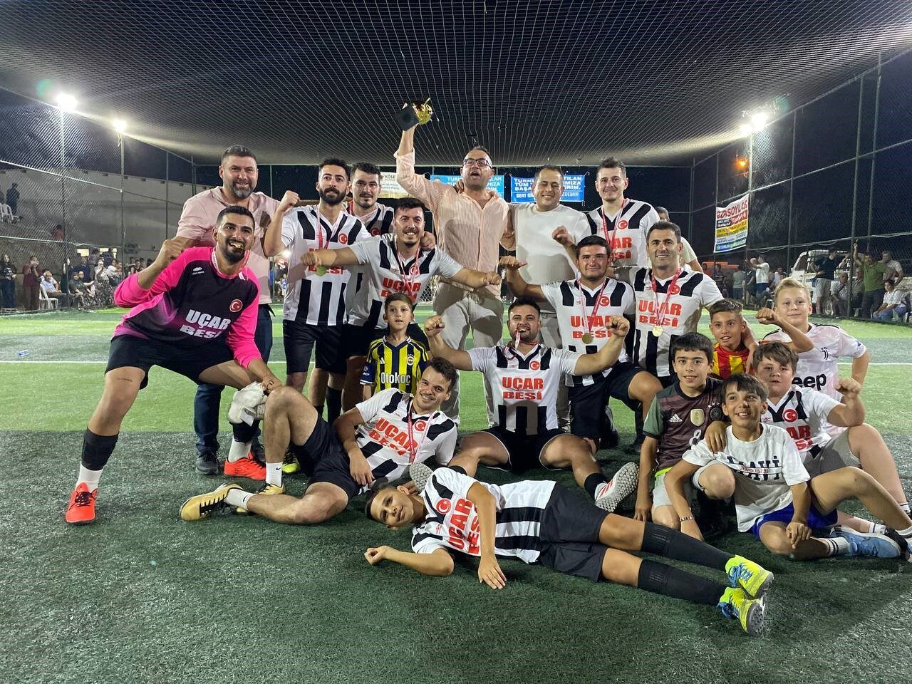 Aydın'ın Yenipazar ilçesinde düzenlenen geleneksel halı saha futbol turnuvası, 7