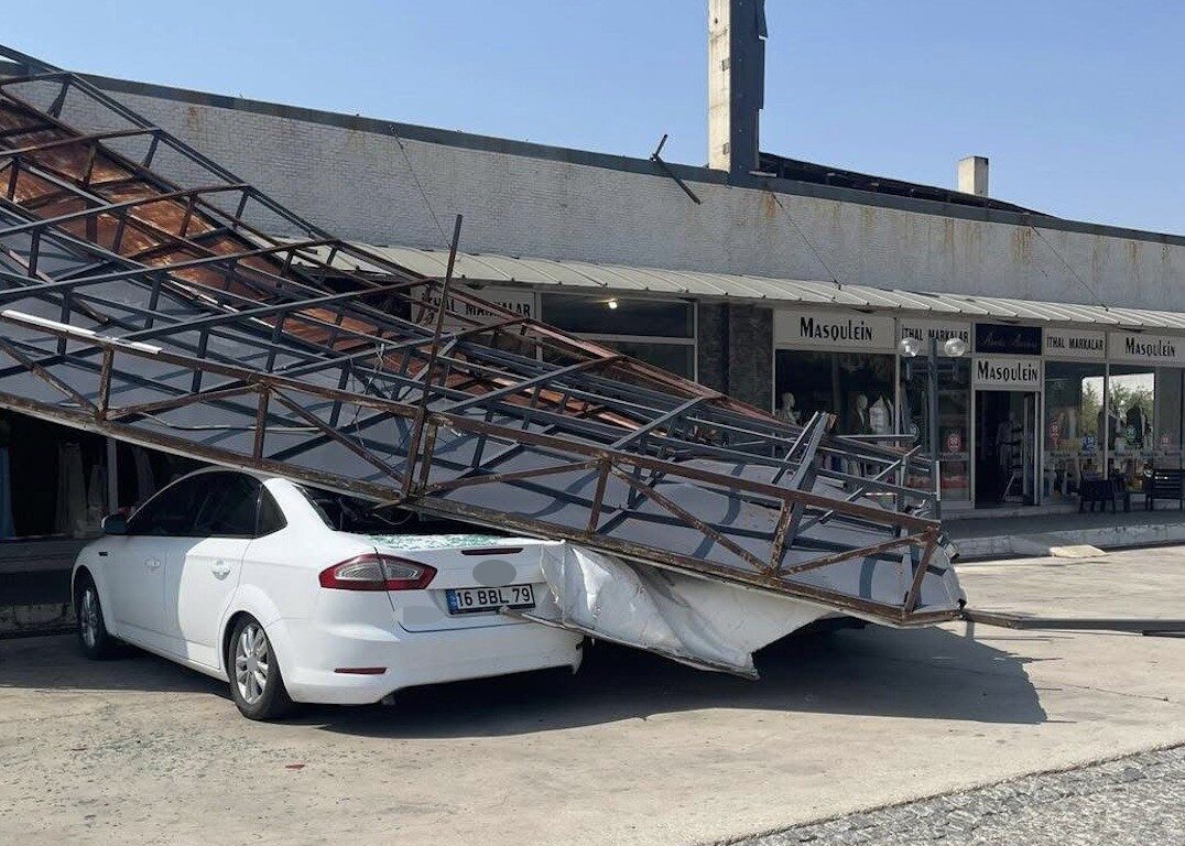 Balıkesir’in Susurluk ilçesinde kuvvetli fırtına nedeniyle bir reklam tabelası, park