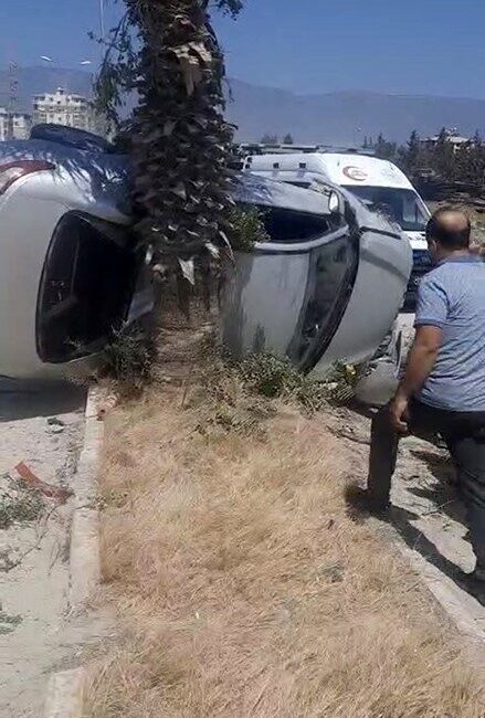 Hatay'ın Antakya ilçesinde meydana gelen kazada, Ekinci Mahallesi’nde takla atan