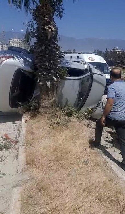 Hatay'ın Antakya ilçesinde meydana gelen kazada, Ekinci Mahallesi’nde takla atan