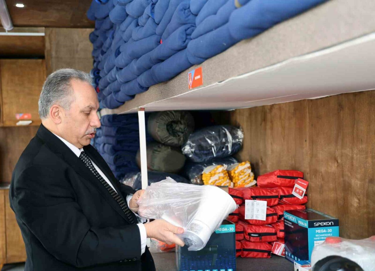 Balıkesir Sındırgı'daki 6,1 büyüklüğündeki depremin ardından hazırlıklarını sürdüren Talas Belediyesi,
