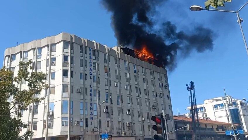 Denizli'nin Merkezefendi ilçesindeki Babadağlılar Çarşısı'nın çatısında çıkan yangın büyük paniğe